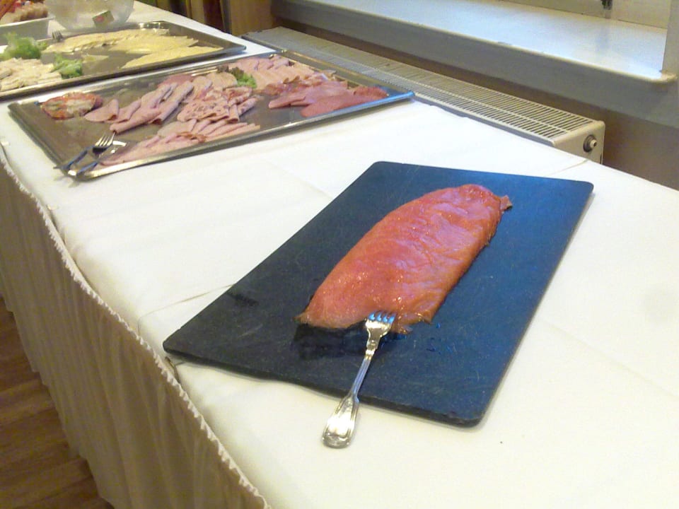 ...der ungekühlte und schon etwas schmierige Lachs Hotel Lübecker Hof