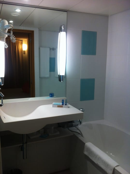Bad mit Wanne und versteckter Dusche Hotel Novotel Bern Expo