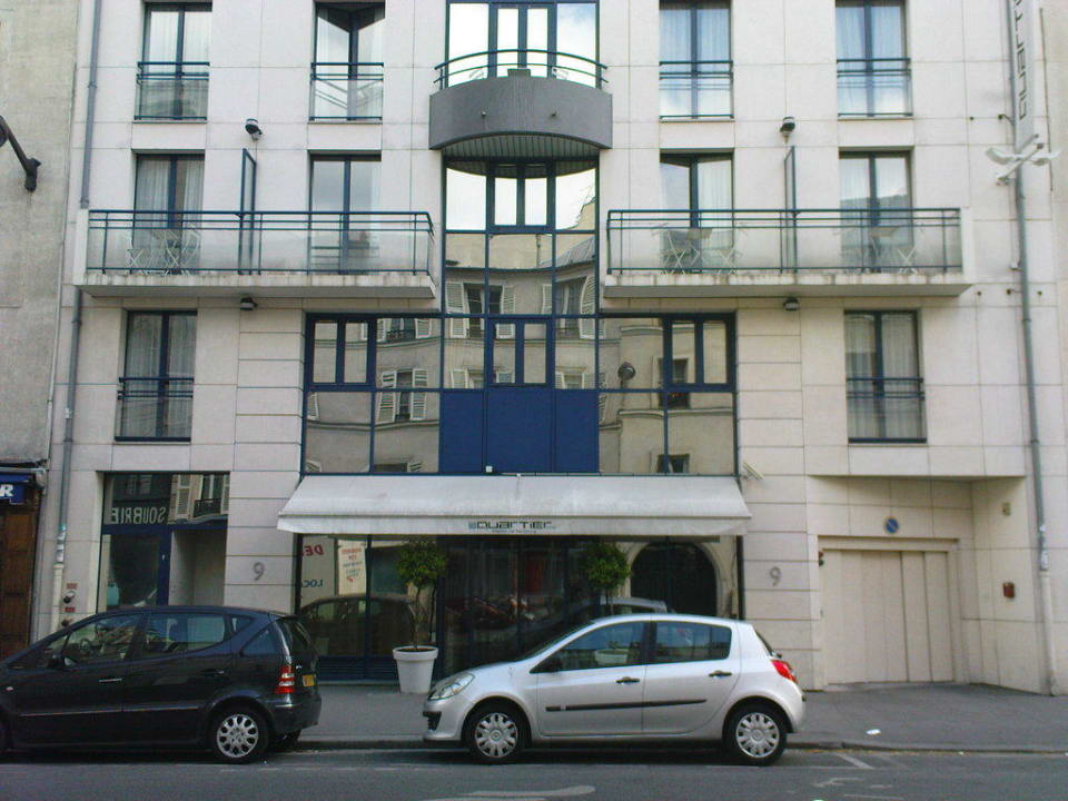 Vor dem Eingang Ibis Paris Gare de Lyon Reuilly