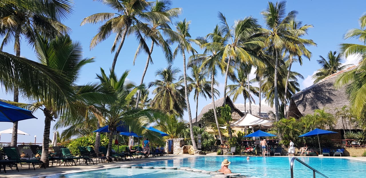 Pool Bahari Beach Hotel