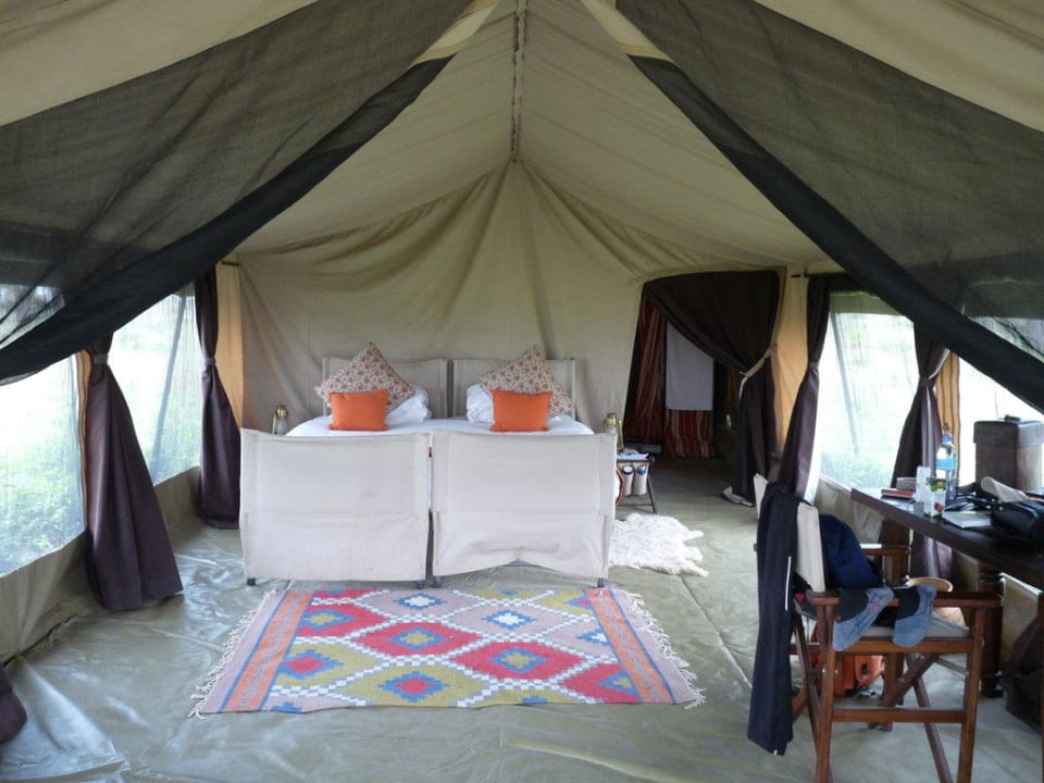 Bett vom Vorzelt aus gesehen Olakira Camp