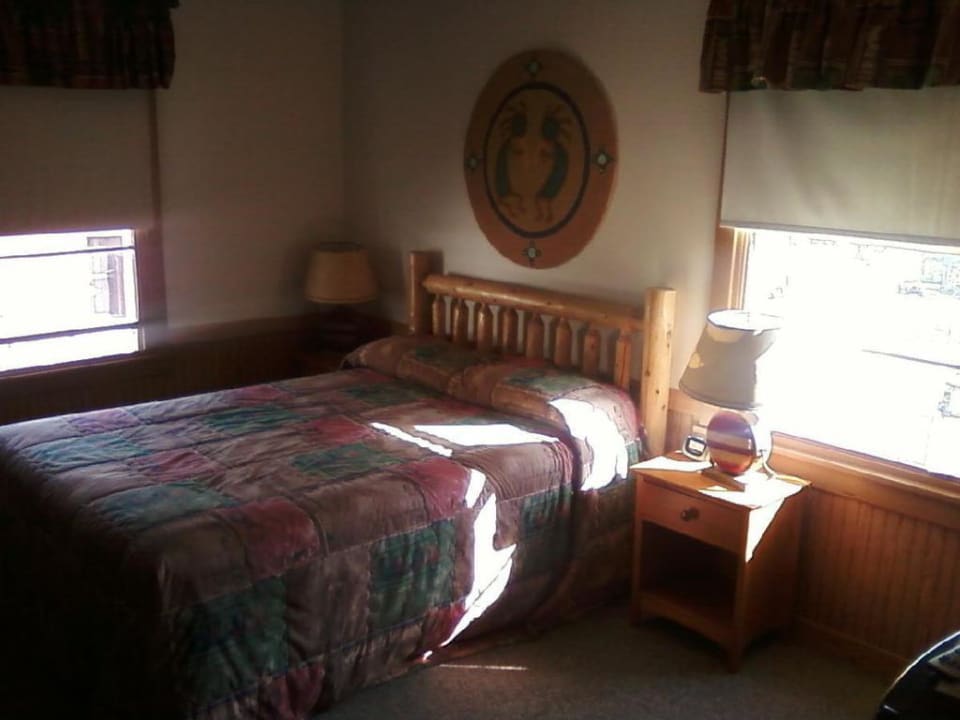 Ein Bett von zweien im Zimmer 2 Overland Hotel & Saloon