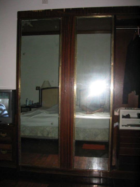 Heruntergewirtschafteter Kleiderschrank Eriyadu Island Resort