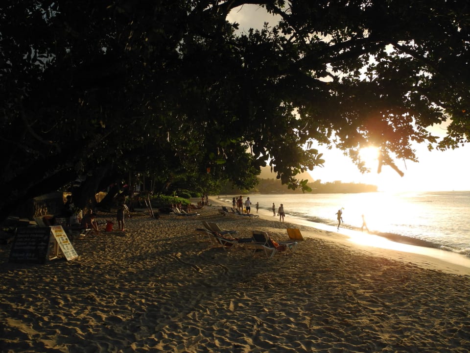 Hotelstrand am Abend Berjaya Beau Vallon Bay Resort & Casino