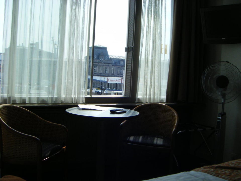 Sitzecke von Zimmer 24 Strandhotel du Bassin