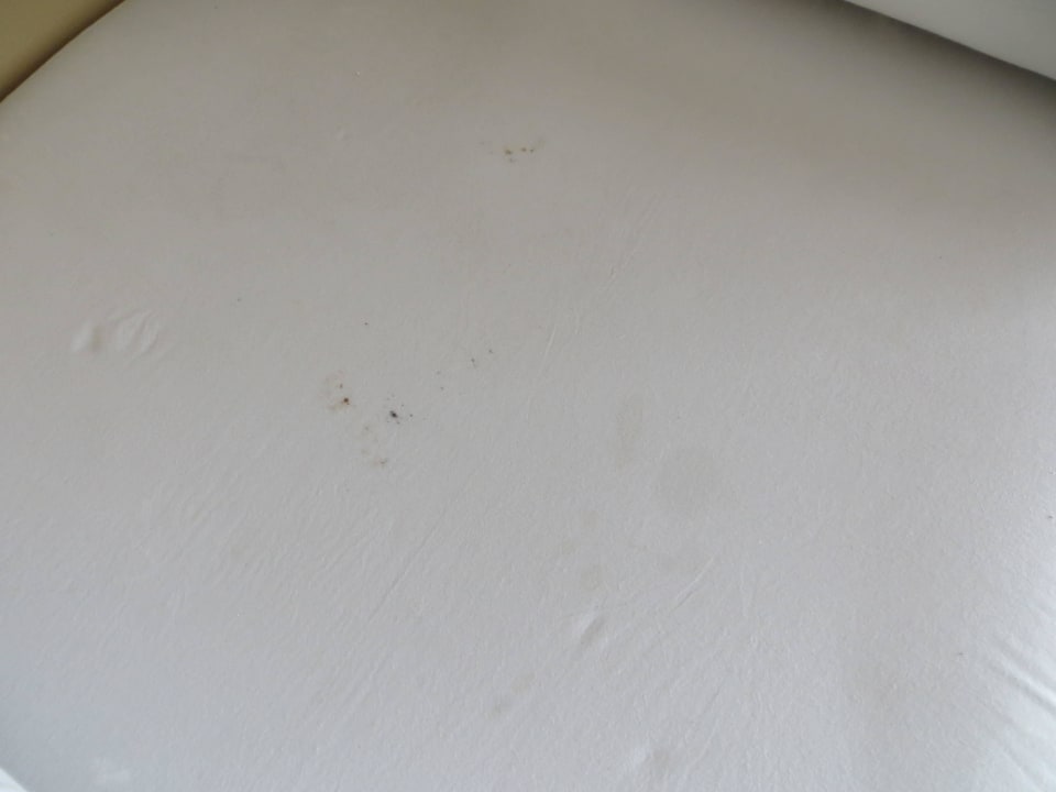 Verdreckte Sitzgelegenheiten in der Wasservilla Adaaran Select Hudhuran Fushi - Premium All Inclusive