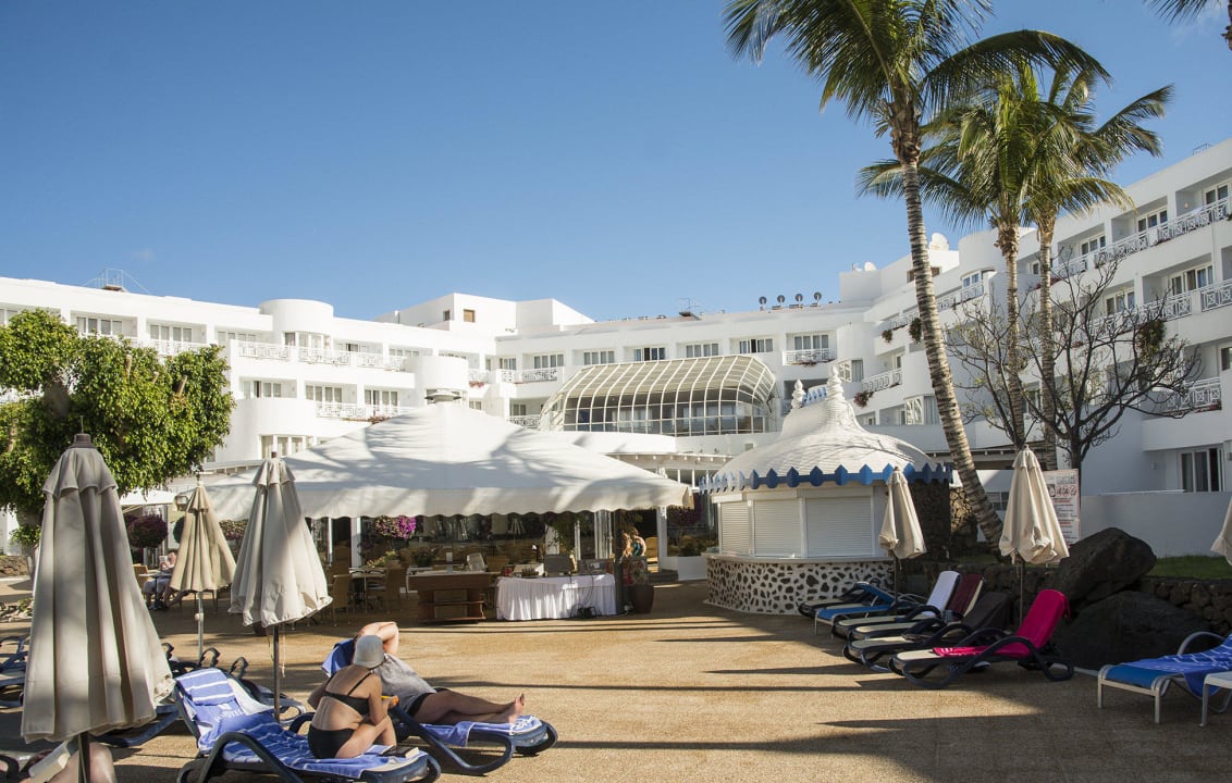 Blick auf die Poolbar Hipotels La Geria