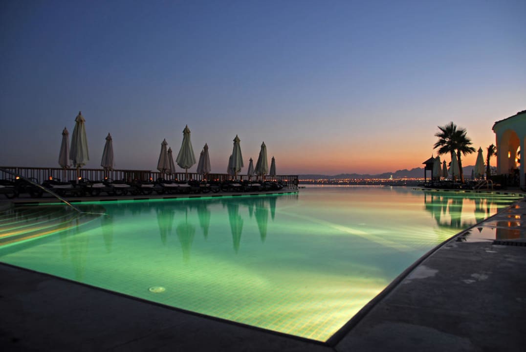 Pool beim Hauptrestaurant Reef Oasis Blue Bay Resort