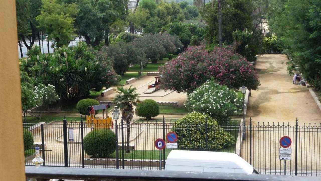 Blick aus dem Zimmer Richtung öffentlichem Park Hotel Dona Manuela
