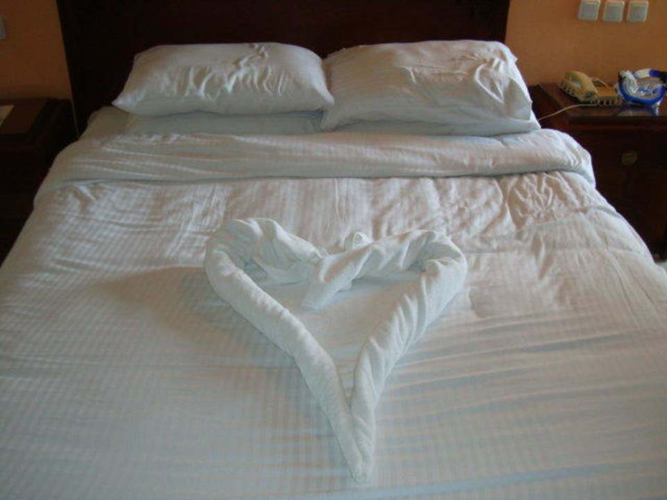 Das Bett mit schönen Herzmotiv SUNRISE Holidays Resort (Adults Only)