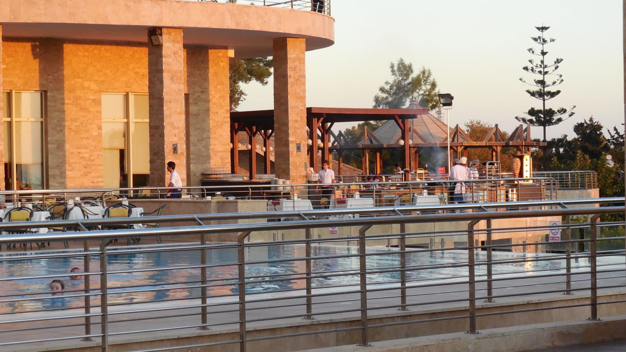 Hotelterrasse zum Abendessen Horus Paradise Luxury Resort & Club