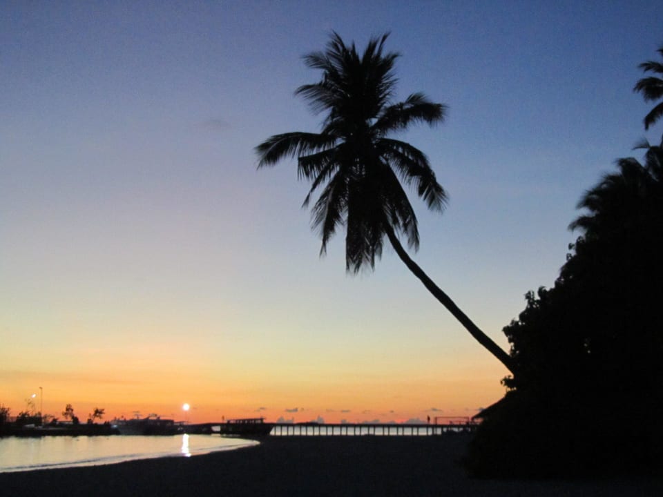 Strand bei Sonnenuntergang ROBINSON MALDIVES