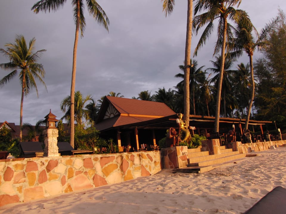 Restaurant vom Strand aus gesehen Kanok Buri Resort
