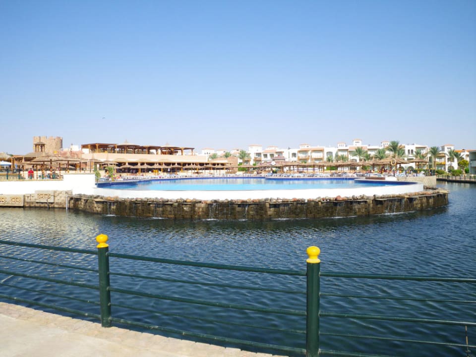 Relax-Pool (vorne die Meerwasserlagune) Pickalbatros Dana Beach Resort - Hurghada