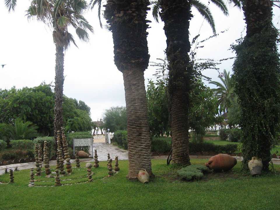 Blick vom Zimmer und zum Restaurant The Orangers Beach Resort and Bungalows