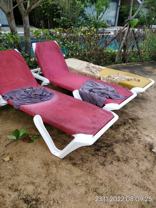 Pool Island Escape Burasari