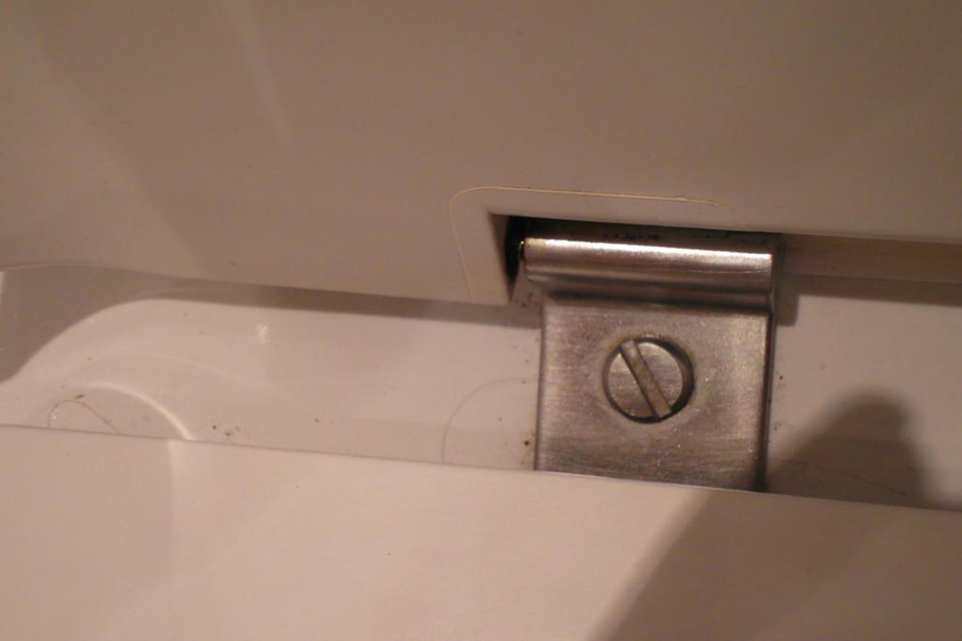 Haare und Dreck auf der Toilette Iberostar Selection Santa Eulalia Ibiza