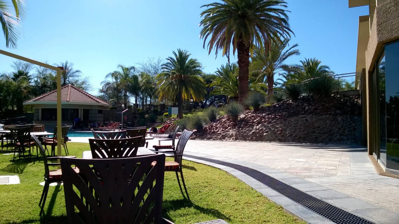 In der Gartenanlage Safari Court Hotel