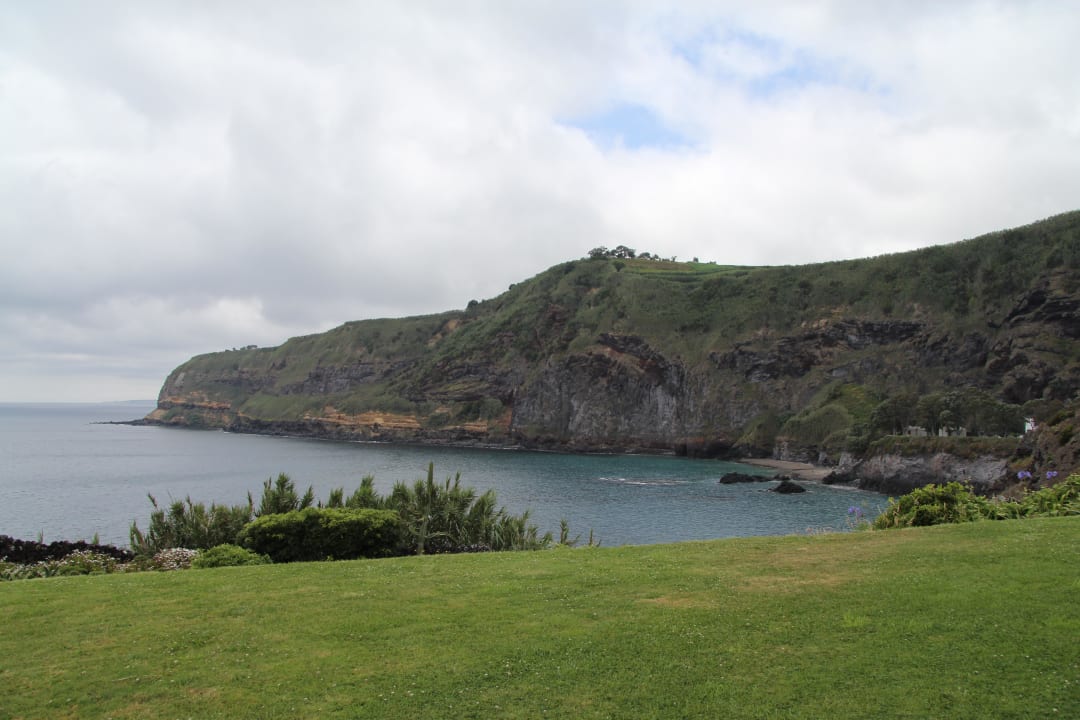 Ausblick vom Garten auf die Küste Caloura Hotel Resort