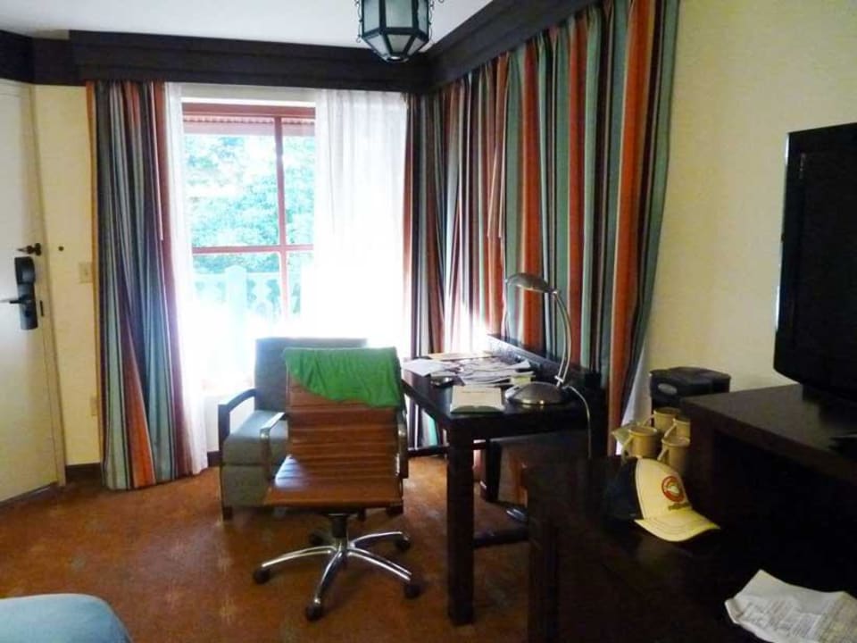 Schreibtisch und Fenster Disney's Coronado Springs Resort