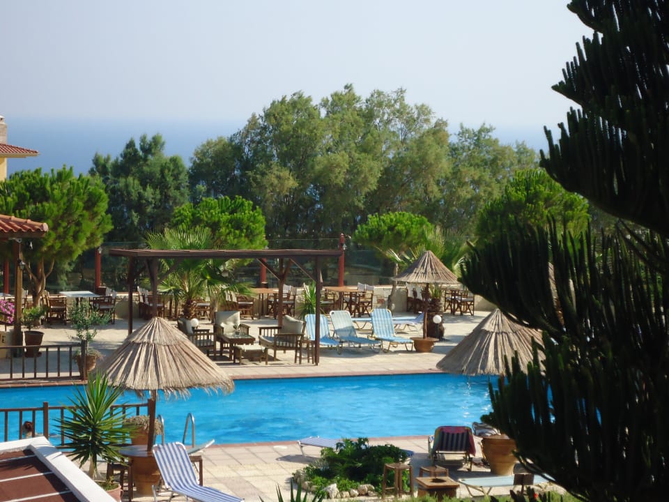 Widok na duży basen Spiros & Soula Apartments