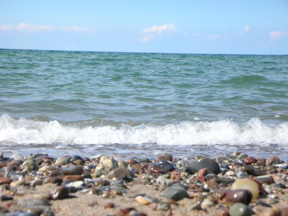 Teilweise sind große Steine am Strand Ferienwohnungen Ferienpark Weissenhäuser Strand