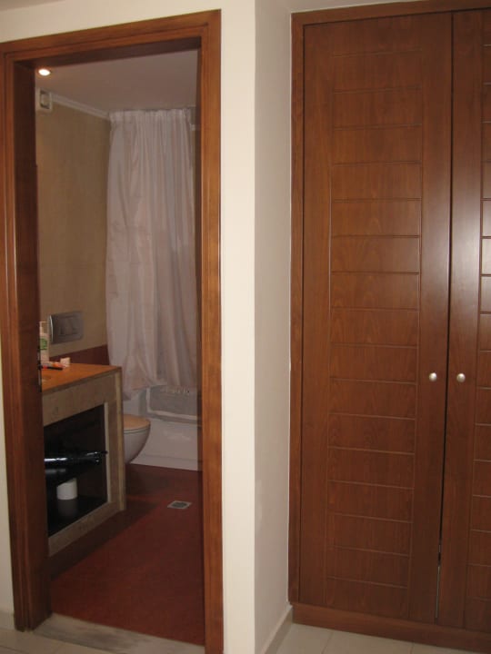 Widok z pokoju na łazienkę  Sirios Village Hotel & Bungalows