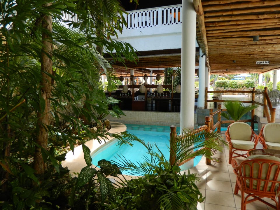 2. Poolbar Hotel Traveller's Club