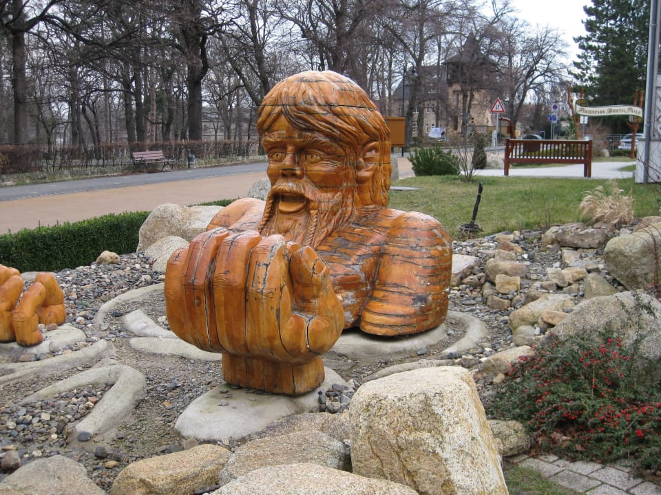 "Wasserriese" vor dem gleichnamigen Gasthaus Hotelpark Bodetal