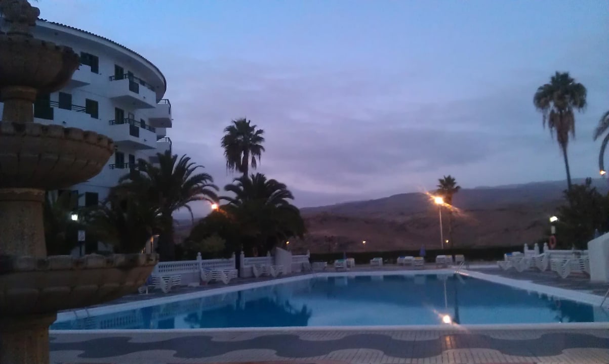Blick auf den Pool (von der Bar aus) bei Dämmerung Servatur Playa Bonita