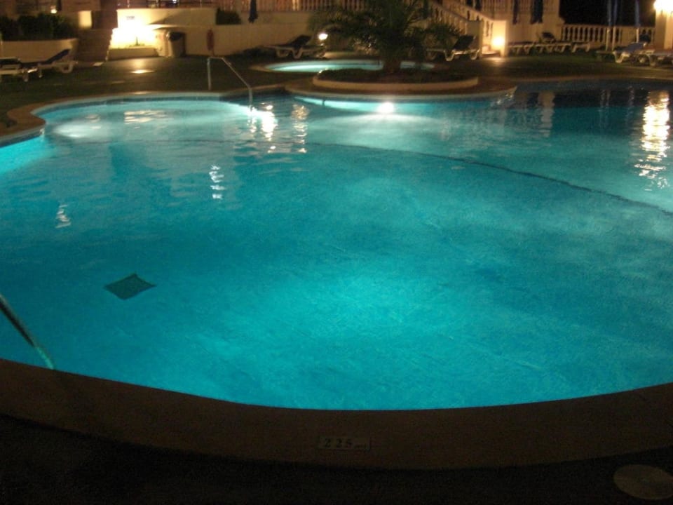 Pool bei Nacht Parque Nereida Suites Hotel