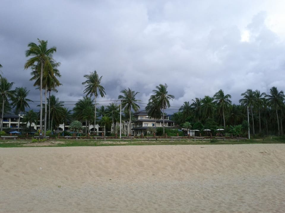 Blick vom Strand zur Hotelanlage Khaolak Orchid Beach Resort