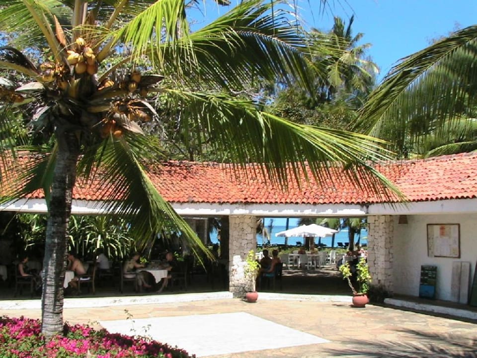 Weg vom Pool zur Strandbar Diani Sea Resort