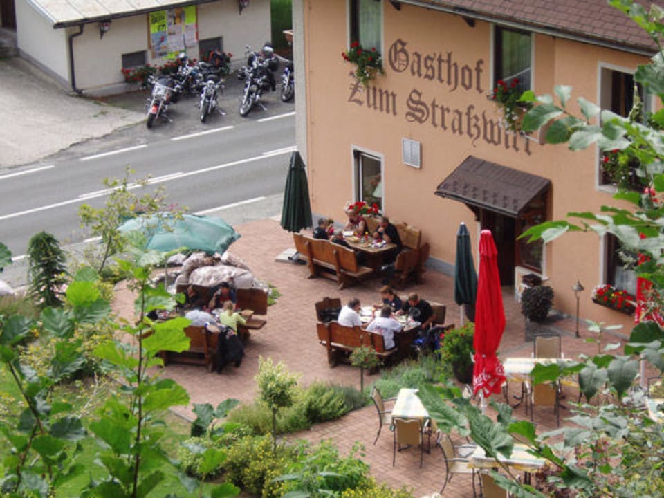 Blick auf gastgarten Hotel Gasthof Strasswirt