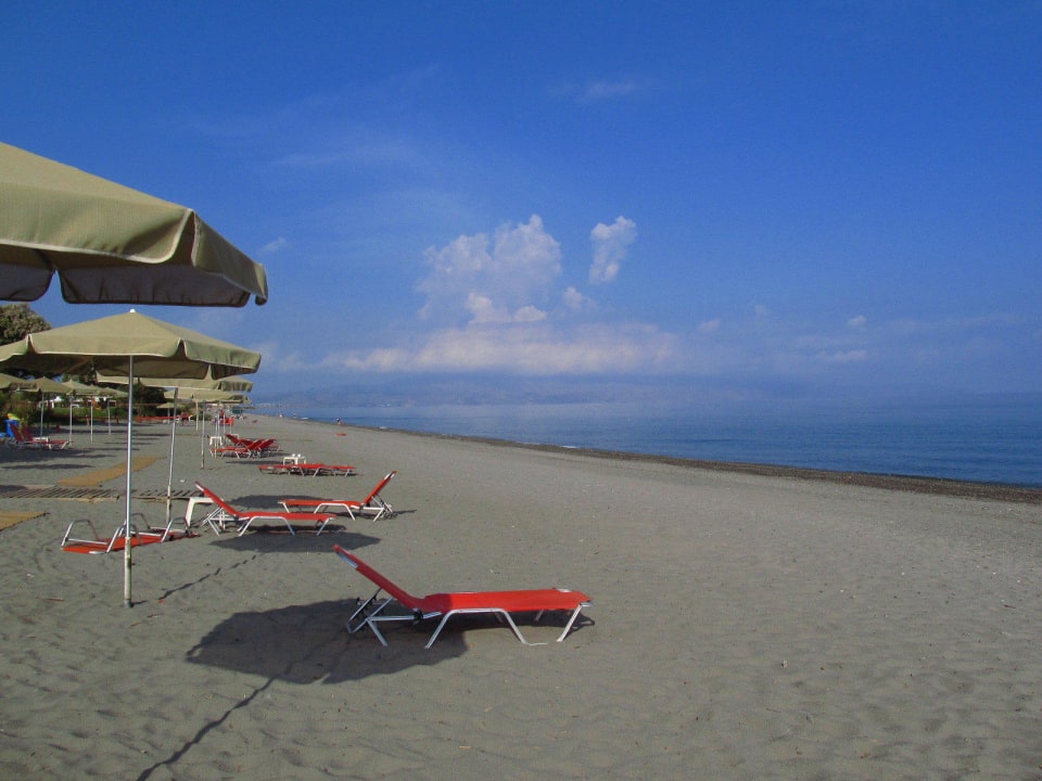 Strand vor dem Hotel Geraniotis Hotel Geraniotis Beach