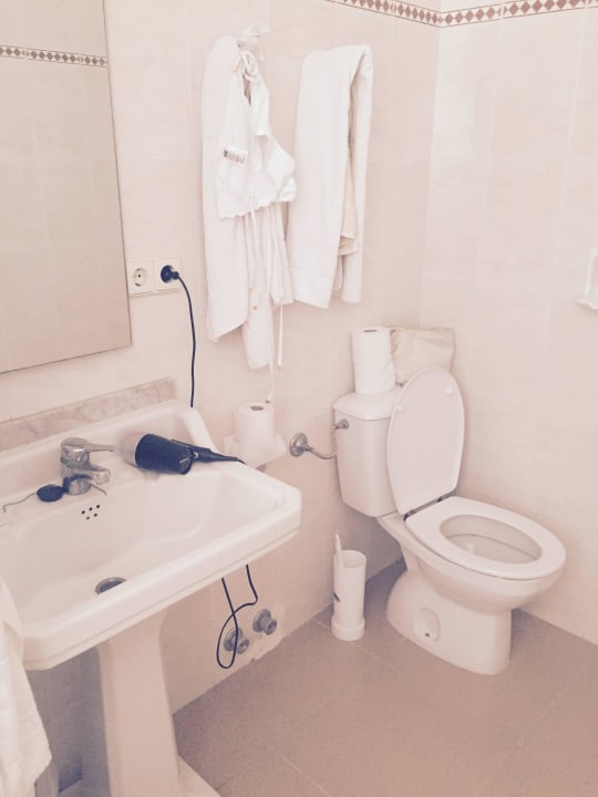 Unser Badezimmer mit Ameisen auf dem Boden Flacalco Hotel & Apartments