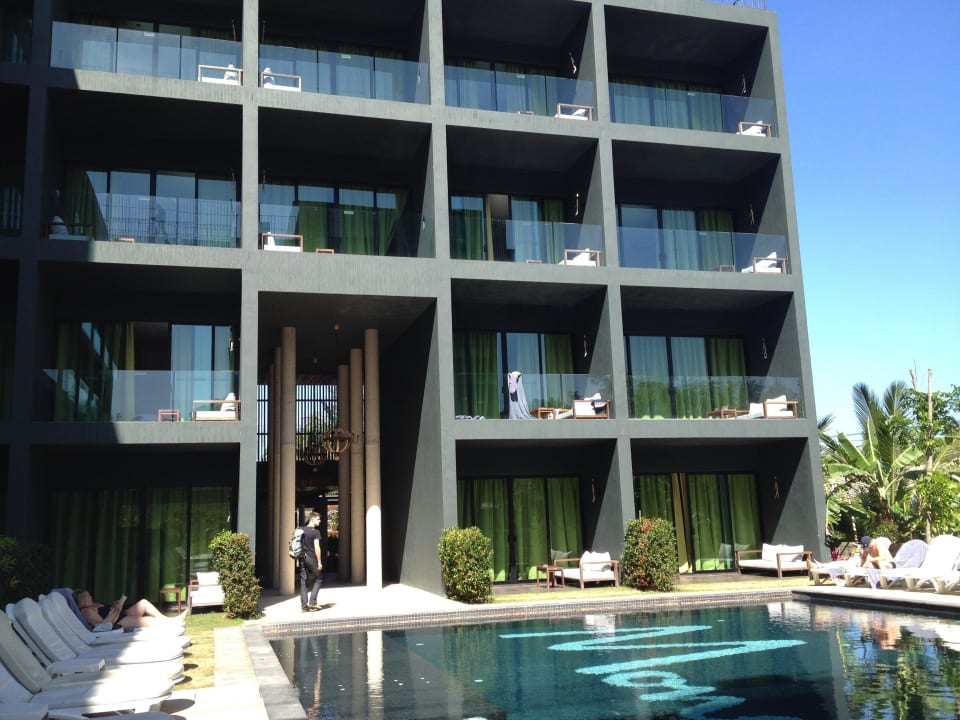 Gebäude mit Pool - Durchgang zum Restaurant The Waters Khao Lak by Katathani