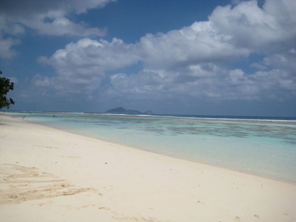Kilometerlang, bei Ebbe sehr flach Hilton Seychelles Labriz Resort & Spa
