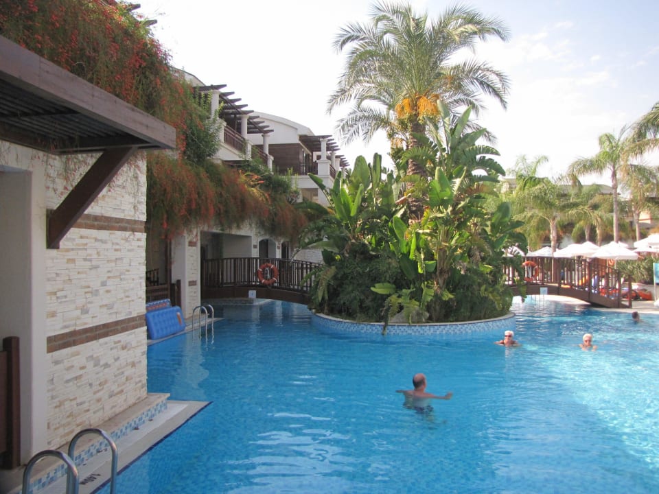 2. großer Pool mit den Poolvillen Sunis Kumköy Beach Resort Hotel & Spa
