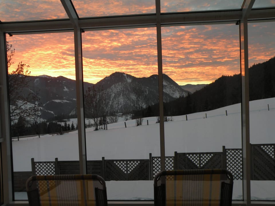 Blick vom Ruheraum in den Sonnenuntergang Premium Wanderhotel Steirerhof