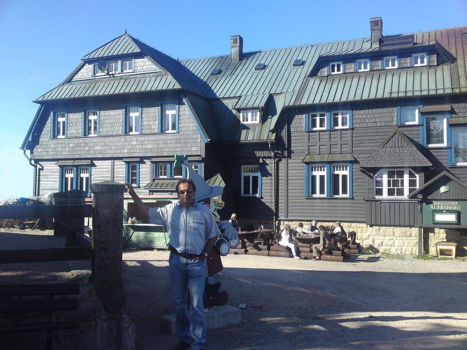 vor dem Berggasthof Historischer Berggasthof Auersberg
