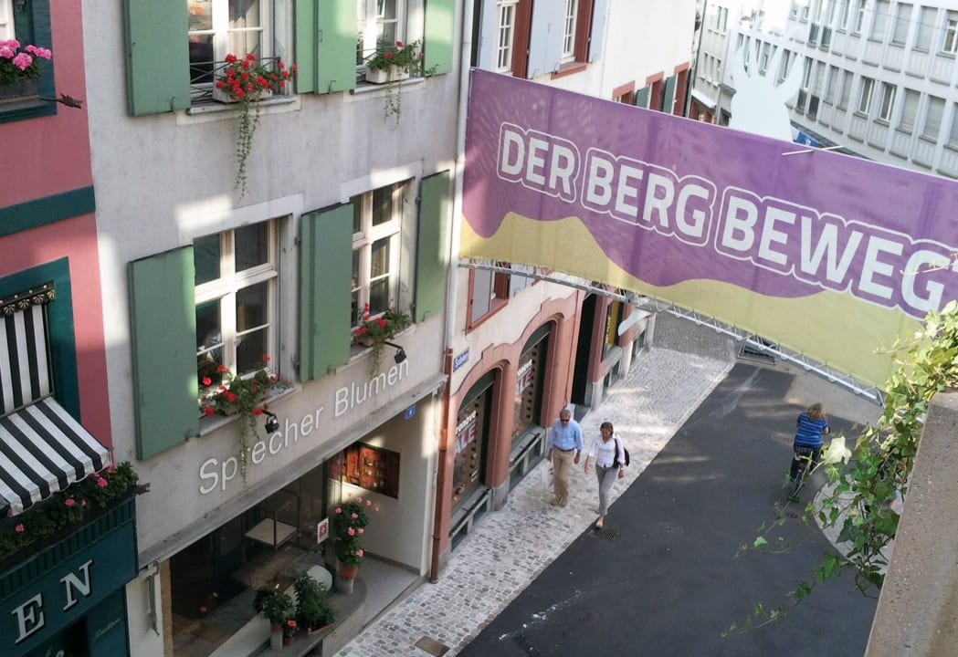 Blick aus dem Zimmer auf Spalenberg-Gasse Hotel Basel - Da wohnen, wo Basel lebt!