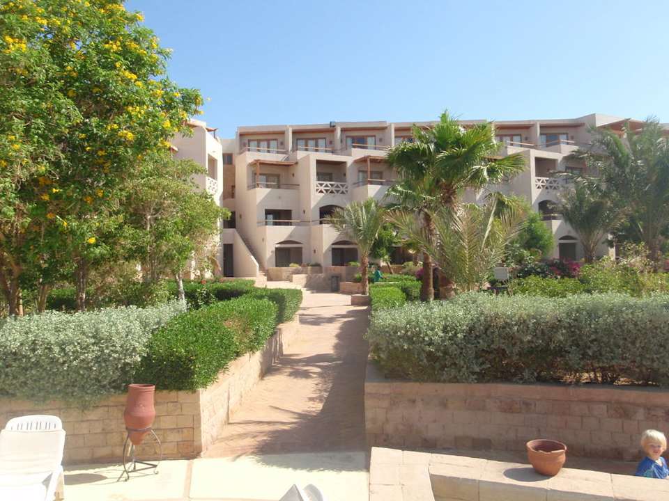 Weg zu Strand Fort Arabesque Resort, Spa & Villas