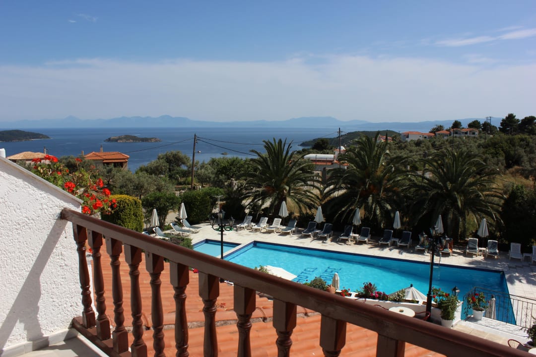 Balkon mit Blick auf Pool und Ägäis Hotel Paradise