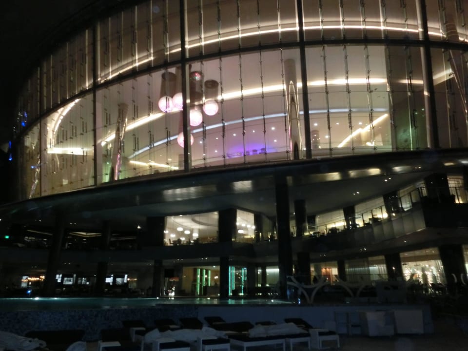 Pool und Rückansicht Conrad Abu Dhabi Etihad Towers