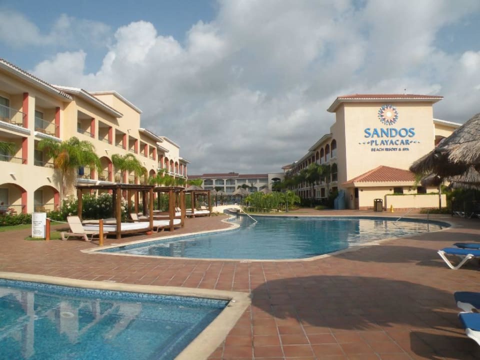 Poolanlage im Riviera Bereich Sandos Playacar Beach Resort