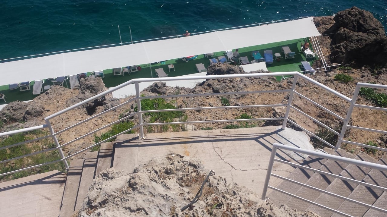 Treppe zur Badeplattform (126 Stufen) Falcon Hotel