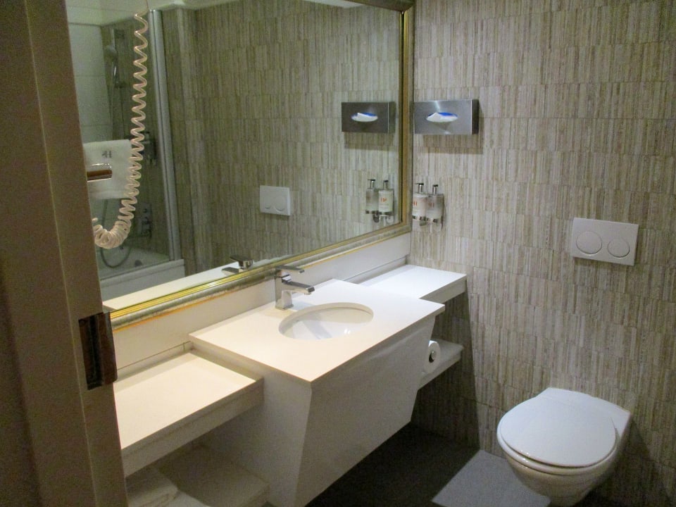 Zimmer Safari Court Hotel