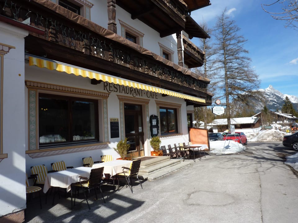 Kleiner Teil der Sonnenplätze im Freien Hotel Zugspitze