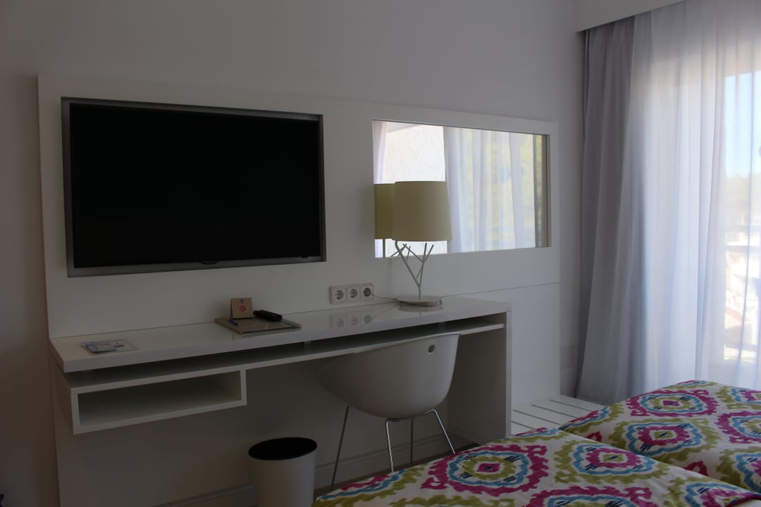 Tv/ Sideboard mit Ablagemöglichkeit für die Koffer Grupotel Ibiza Beach Resort